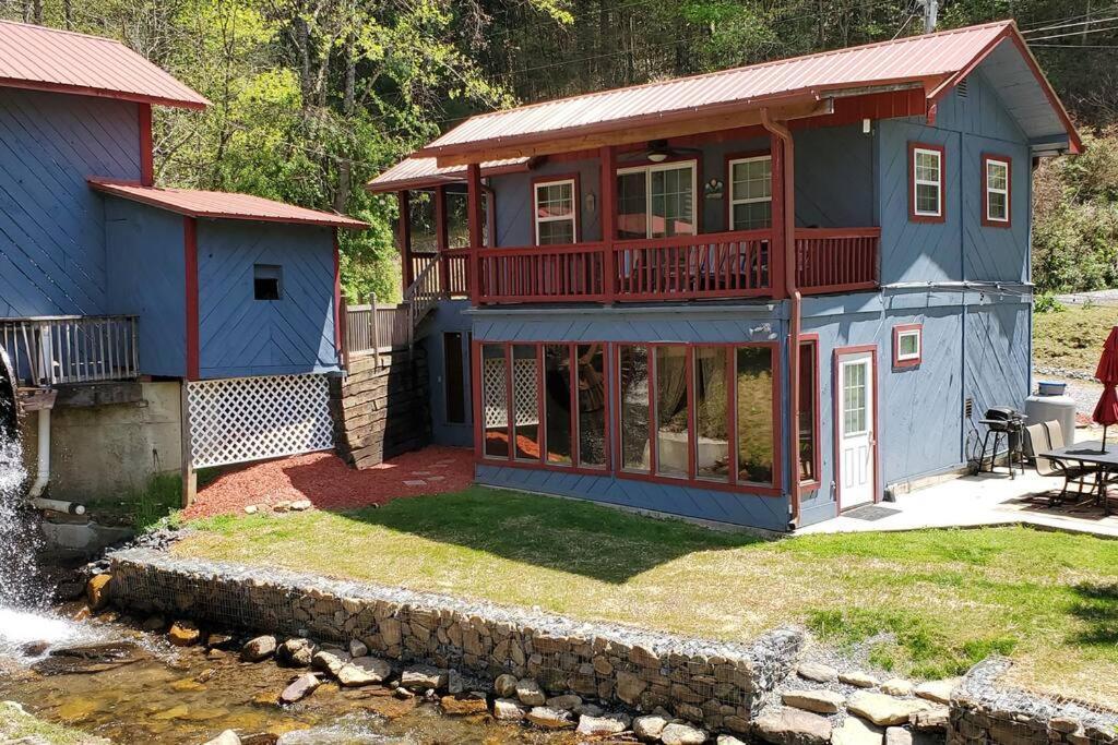 מרפי Waterwheel Cabin By The Creek מראה חיצוני תמונה