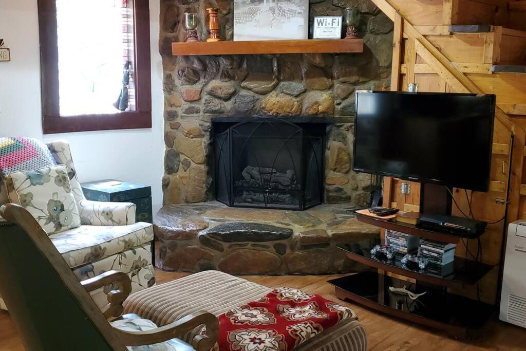 מרפי Waterwheel Cabin By The Creek מראה חיצוני תמונה