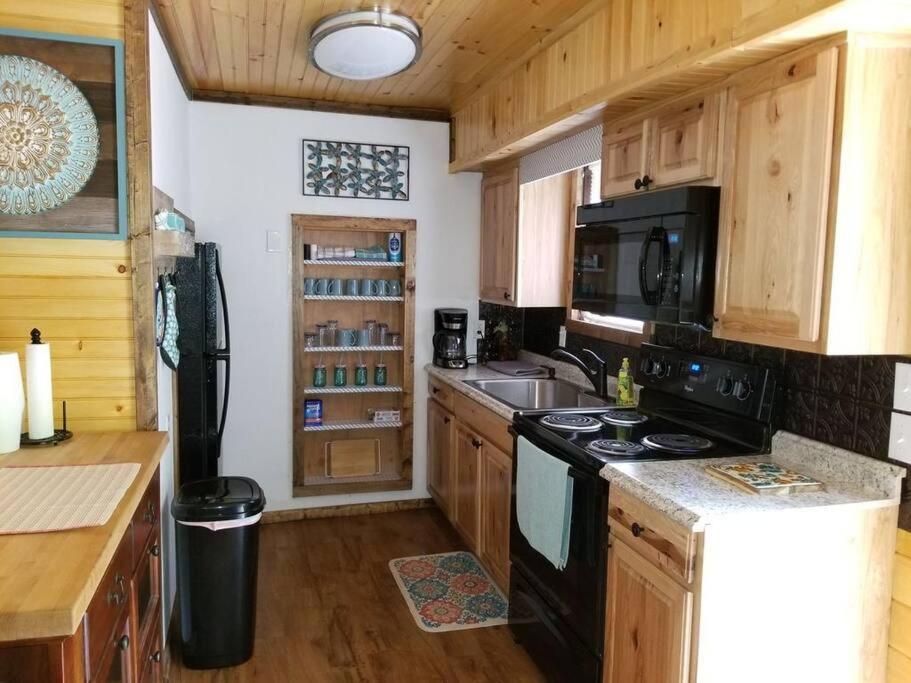מרפי Waterwheel Cabin By The Creek מראה חיצוני תמונה