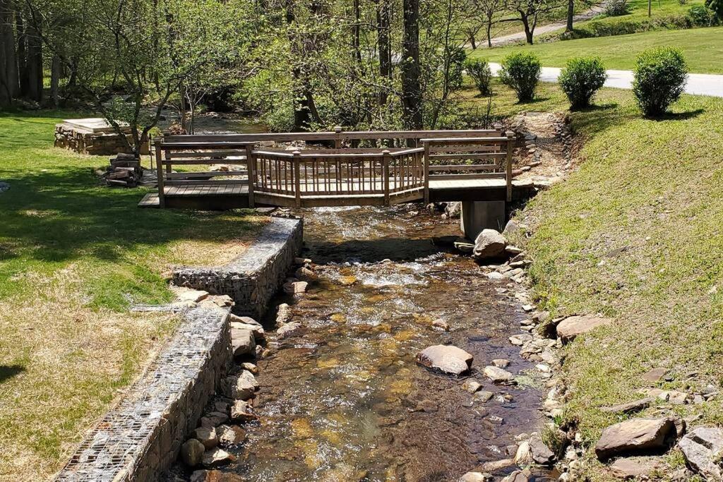 מרפי Waterwheel Cabin By The Creek מראה חיצוני תמונה