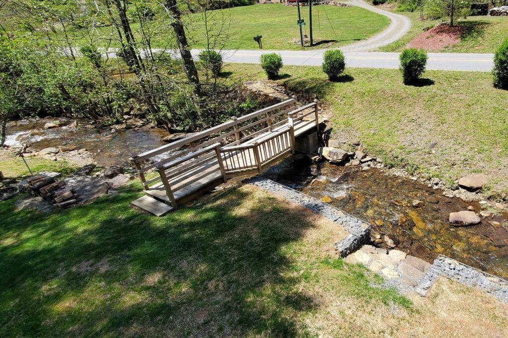 מרפי Waterwheel Cabin By The Creek מראה חיצוני תמונה